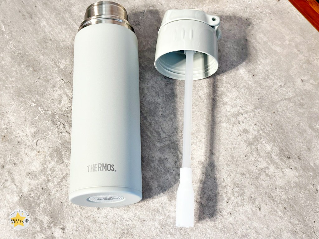 THERMOS 膳魔師不銹鋼真空保冷瓶吸管底部貼心的使用透氣閥的設計，讓你在飲用時不會吸入過多的空氣。